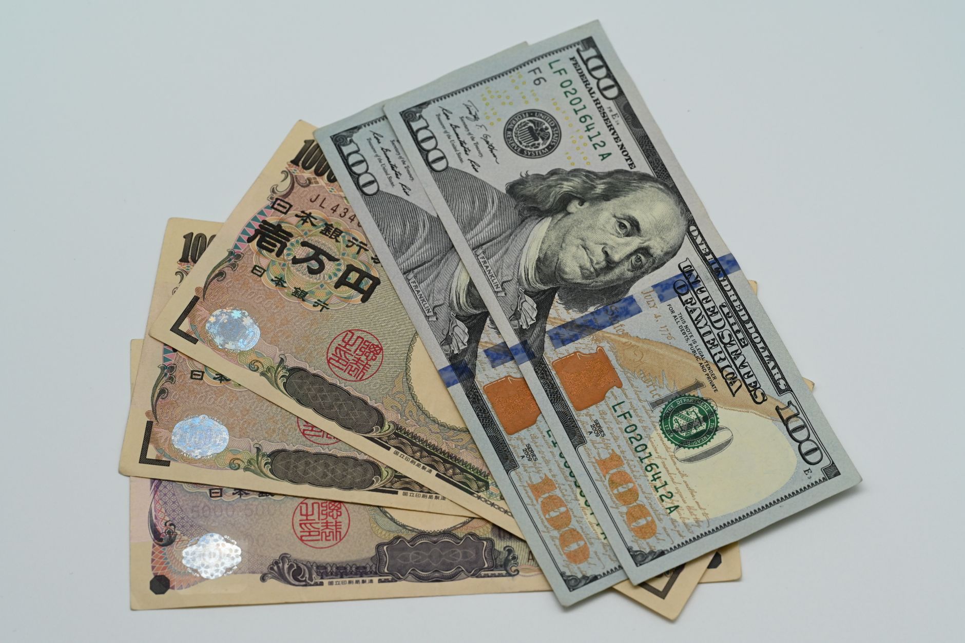 Yen strengthens: Is it the best time for investors?